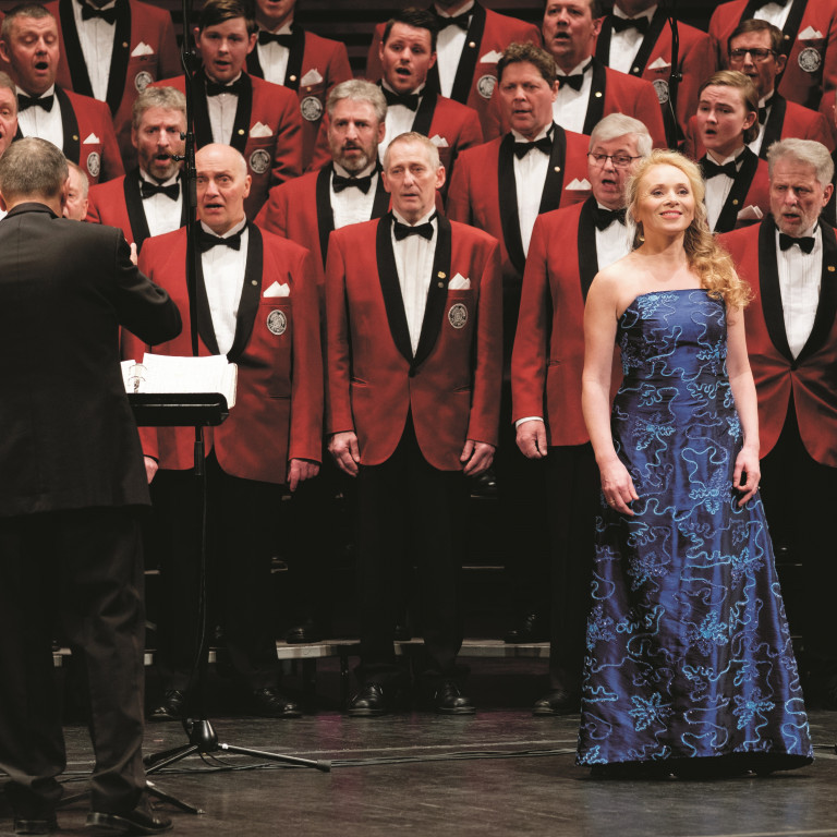 Þóra Einarsdóttit og Heimismenn á sviðinu í Eldborg. Mynd: Morgunblaðið/Kristinn Magnússon.