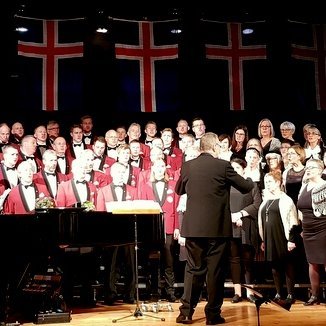 Það var þröngt á þingi á sviðinu í Miðgarði sl. laugardag er karlakórinn Heimir og kvennakórinn Sóldís rugluðu saman reitum og sungu samana í fyrsta skiptið. Mynd: PF.