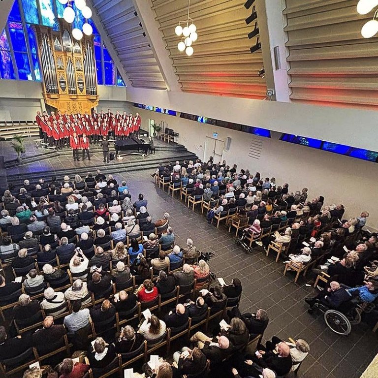 Langholtskirkja er sannarlega fallegt tónleikahús og á laugardag var hvert sæti setið. MYNDIR: BJÖRN JÓHANN