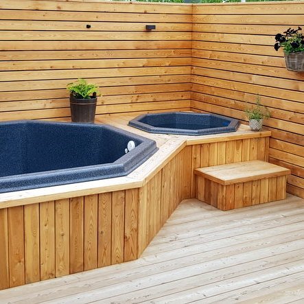 „Það er alveg óhætt að lækka niður í 10°C,“ segir á skv.is en þar eru notendur hitaveitunnar hvattir til að lækka stillingar á heitavatnspottum. Mynd: NormX.