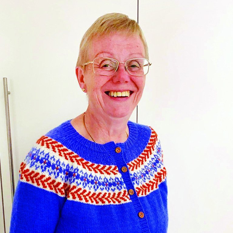 Hér er Helga í peysu sem hún prjónaði núna í sumar. Þetta er samprjón í sænskum Facebookhópi. Sommarkoftan 2022 uppskriftin er eftir Maju Karlsson.