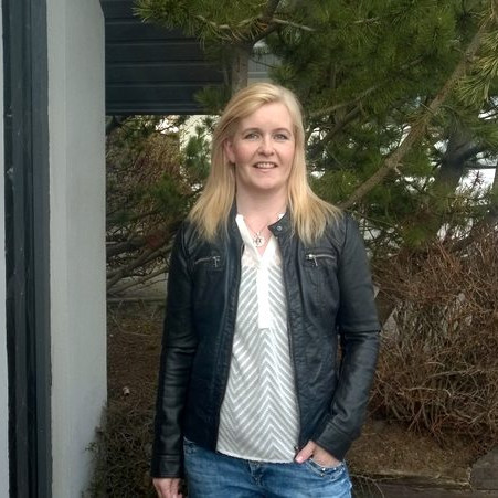 Helga Sigríður Eiríksdóttir hefur starfað sem námsráðgjafi við FNV þetta skólaár í fjarveru Margrétar Helgu Hallsdóttur. Hún hefur sótt fótboltaæfingar, bæði með mfl. kvenna og áhugahópi eldri drengja  í íþróttahúsinu en það var einmitt hjá strákunum sem Helga hné niður sl. miðvikudag og fór í hjartastopp. Mynd af Facebook.