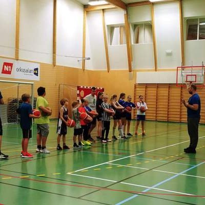 Helgi Freyr leiðbeinir áhugasömum körfuboltakrökkum á Blönduósi í síðustu viku. Mynd: Guðrún Björk Elísdóttir.