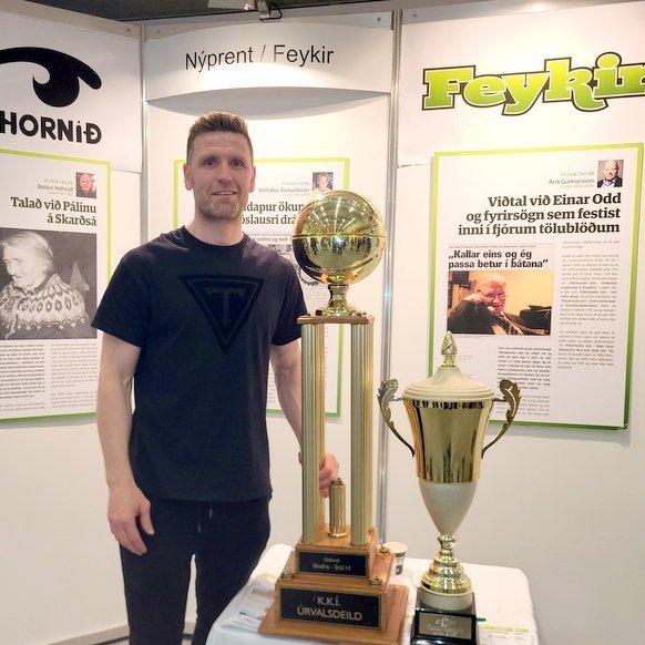 Helgi Rafn með Íslandmeistarabikarinn við bás Feykis á atvinnulífssýningu helgarinnar. Mynd: PF.