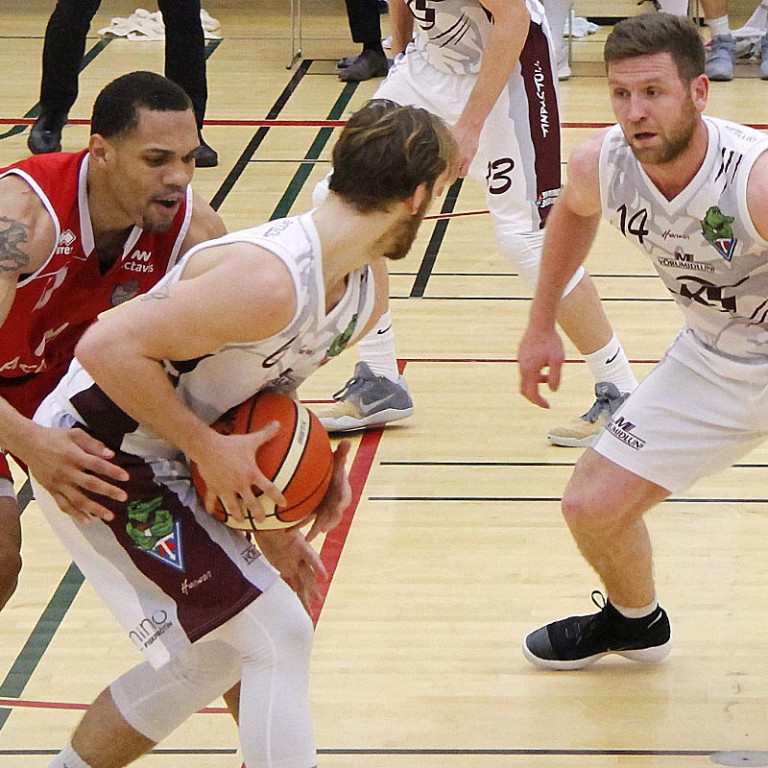 Helgi og Arnar voru báðir góðir í kvöld. Hér eru þeir í leiknum gegn Haukum á dögunum. MYND: ÓAB