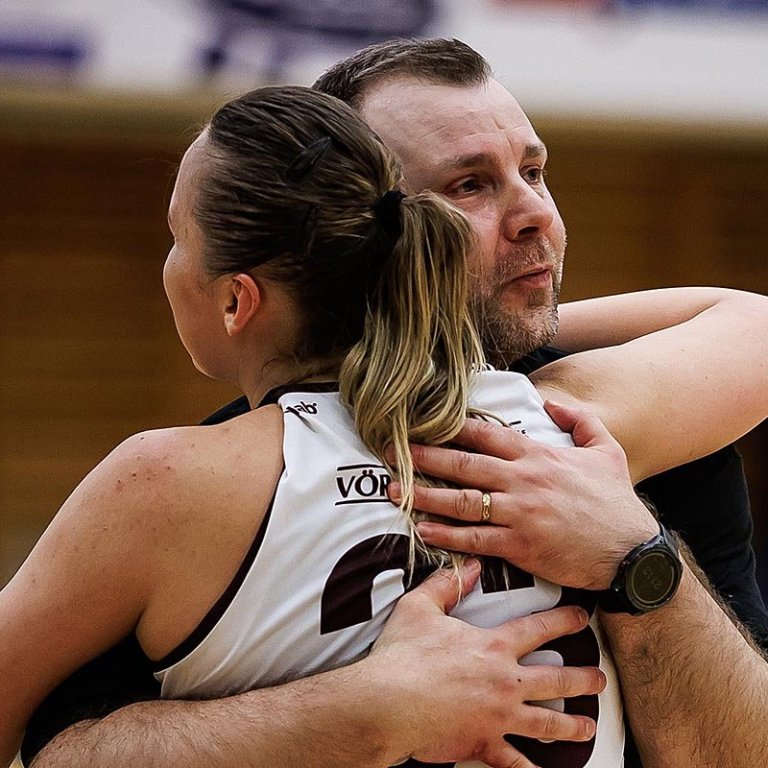 Það var vel fagnað að leik loknum í gærkvöldi. Hér faðmast Helgi þjálfari og Emese Vida og ekki laust við að það séu einhver rykkorn í augum þjálfarans. MYND: DAVÍÐ MÁR