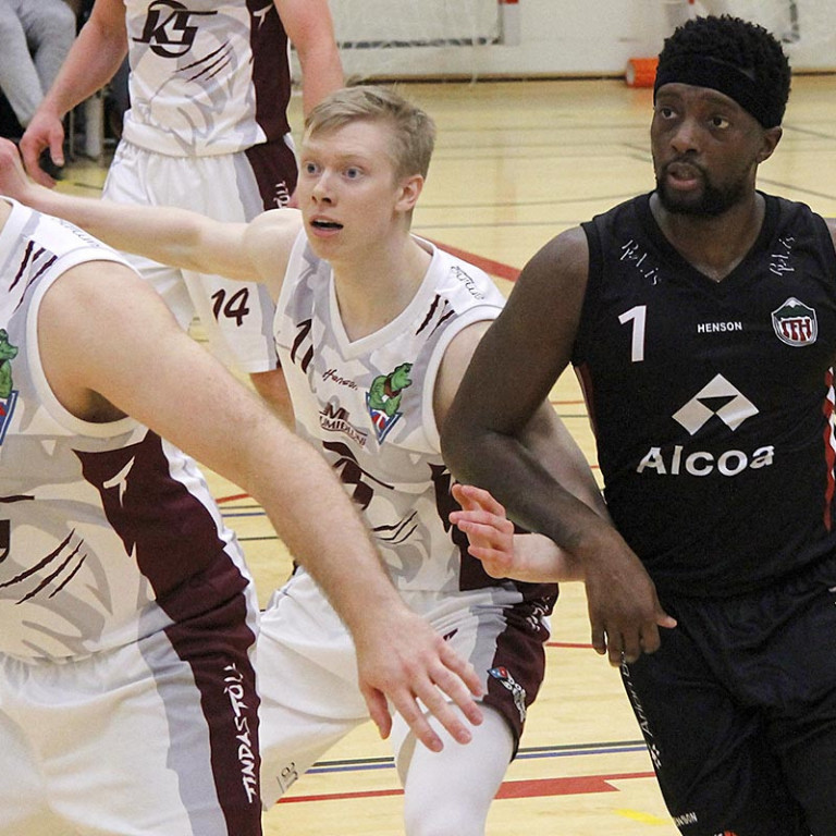 Helgi Margeirs og Hannes Ingi hjálpast að við að gera Kevin Lewis lífið leitt í Síkinu. MYND: ÓAB