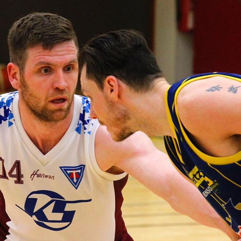 Helgi Viggós og Ómar Sævars, frákastakóngarnir í gærkvöldi, takast á.  MYND: ÓAB