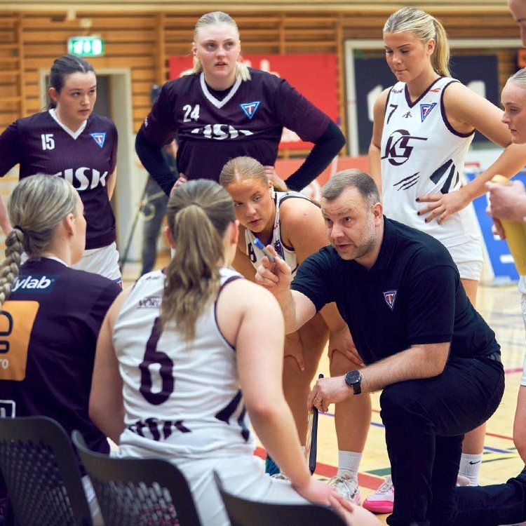 Helgi fer yfir málin með Stólastúlkum í gærkvöldi. MYND: SIGURÐUR INGI