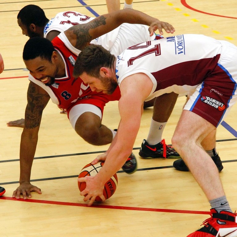 Helgi og Lewis í baráttunni við Sherrod Wright. MYND: ÓAB