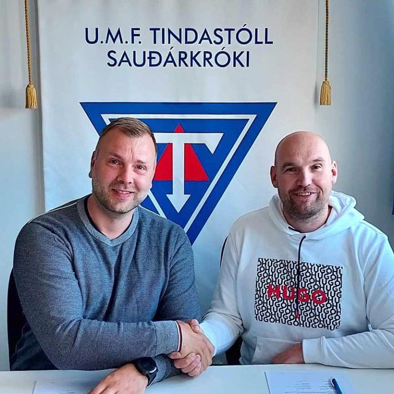 Helgi Freyr og Dagur Þór Baldvinsson, formaður körfuknattleiksdeildar Tindastóls, handsala samninginn. MYND AÐSEND