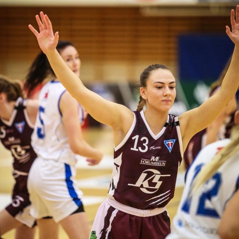 Lok, lok og læs og allt í stáli. Hera Sigrún stendur vörnina. MYND: HJALTI ÁRNA