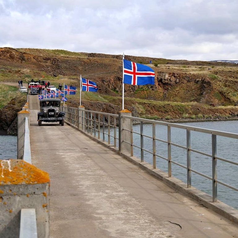 Gamla Ford, K240, ekið yfir brúna en hann fór fyrstu yfir í dag. MYNDIR PÉTUR INGI