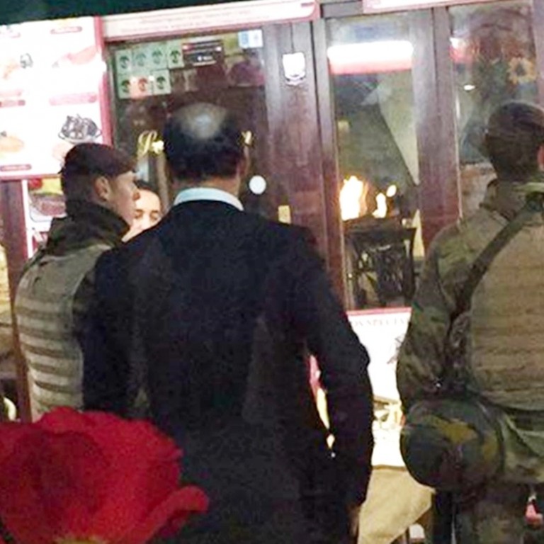 Tveir hermenn, ásamt veitingastjóra, við eftirlit fyrir utan veitingastað sem Hildur Þóra Magnúsdóttir snæddi á í Brussel. Ljósm./Hildur Þóra Magnúsdóttir.