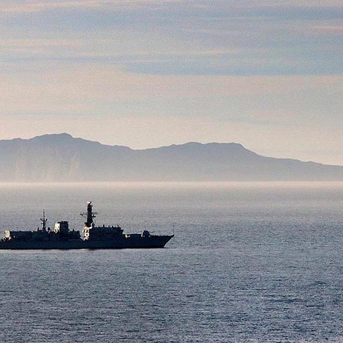 HMS Northumberland lá við akkeri austur af Hegranestá í hitamistri gærkvöldsins. Þórðarhöfði í baksýn. MYND: ÓAB