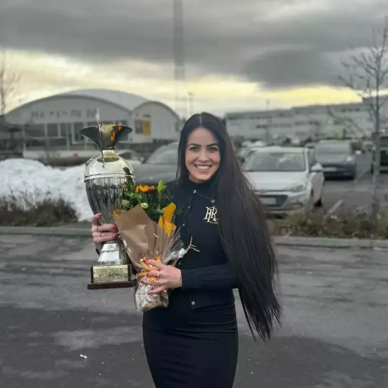 Unnur Rún Sigurpálsdóttir, yfirreiðkennari Skagfirðings, með verðlaunin. MYND EIÐFAXI