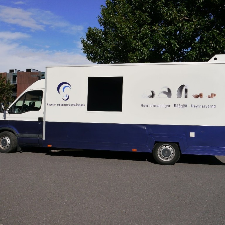 Bifreið HTÍ er fullbúin heyrnarmælinga- og þjónustustöð, búin öllum þeim tækjum og verkfærum sem sérfræðingar HTÍ þurfa til greiningar og meðferðar heyrnarmeina. Ljósm./HTÍ