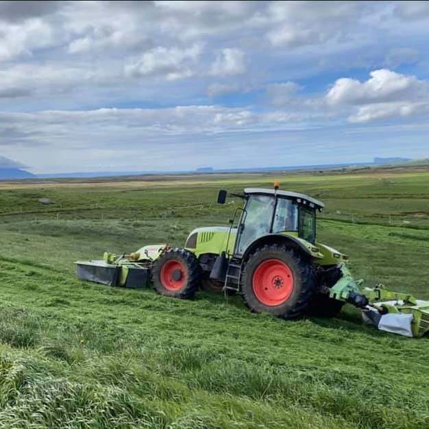 Fimm hektarar fengu slátt í Viðvík í gær. Mynd: Guðríður Magnúsdóttir.