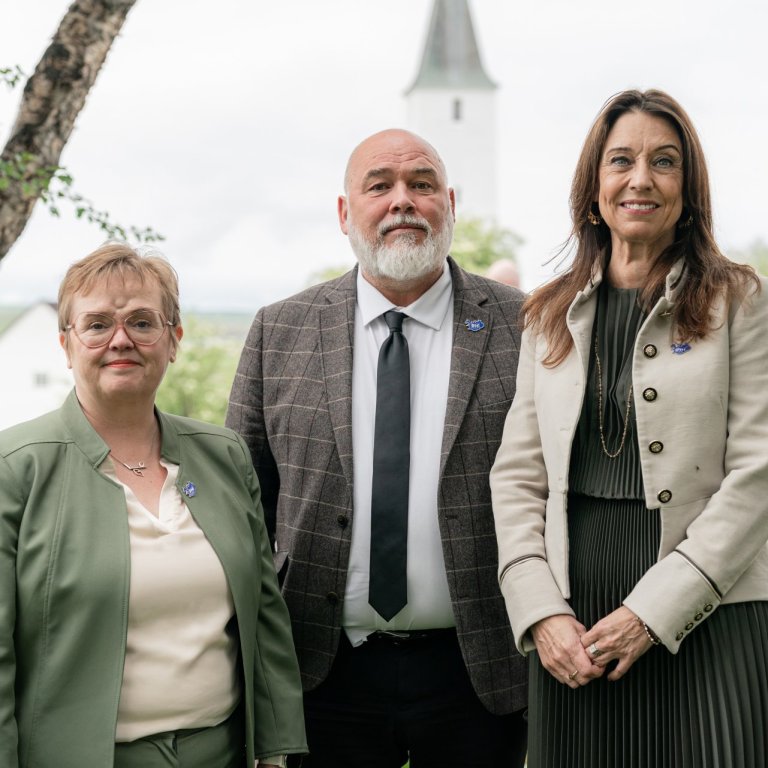 Silja Bára Ómarsdóttir, rektor Háskóla Íslands, Logi Einarsson, menningar-, nýsköp-unar- og háskólaráðherra, og Hólmfríður Sveinsdóttir, rektor Háskólans á Hólum að lokinn undirritun í dag. MYND: ©SIGURÐUR INGI