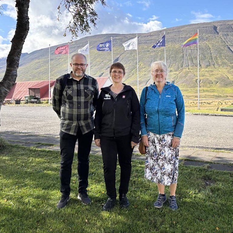 Frá vinstri: Rögnvaldur Jóhann Sæmundsson, aðstoðarrektor vísinda og þverfagleika við Háskóla Íslands, Ingibjörg Sigurðardóttir, deildarforseti og dósent við Ferðamáladeild Háskóla Íslands á Hólum, og Maureen McKelvey, prófessor við Háskólann í Gautaborg og forstöðumaður U-GOT KIES rannsóknasetursins. MYND AF HÓLAR.IS