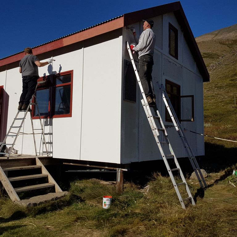 Sérsveit FS að mála Hildarsel í Austurdal í sumar. Mynd: Ágúst Guðmundsson