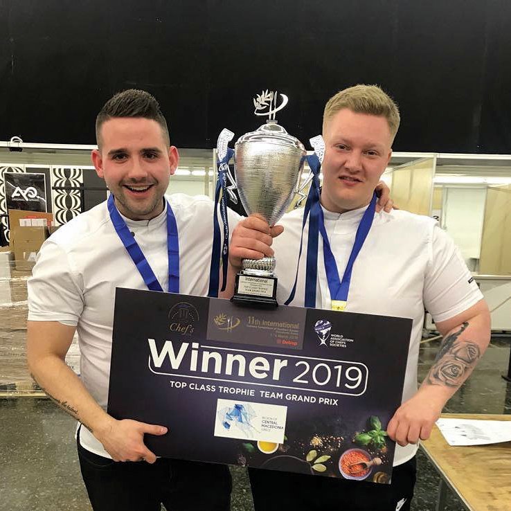 Hinrik Lárusson og Kristinn Gísli Jónsson með sigurlaunin. Mynd: Viktor Örn Andrésson.