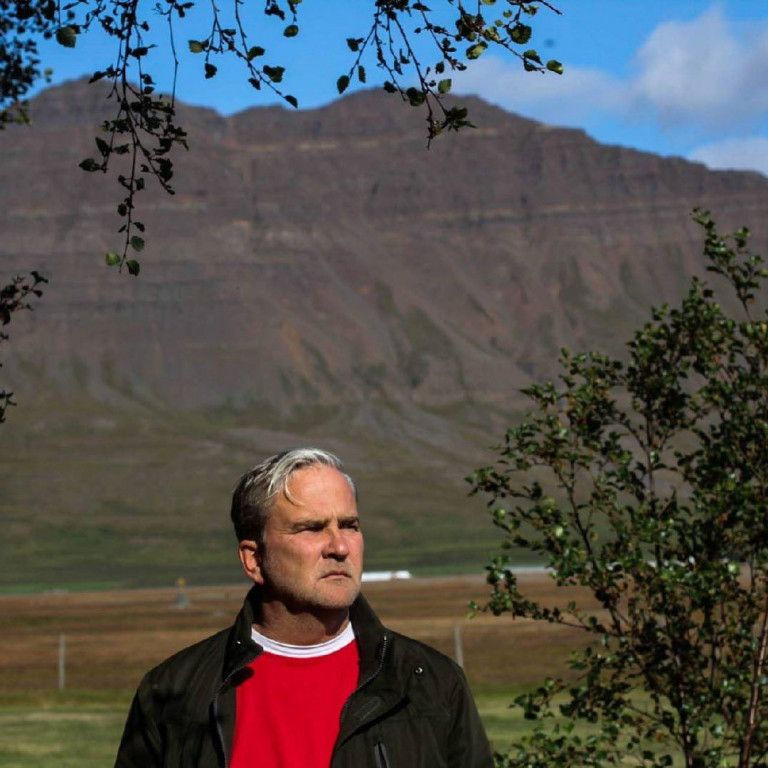 Hinrik Már með Glóðafeyki í baksýn en fjallið leikur stórt hlutverk í ljóðum hans.