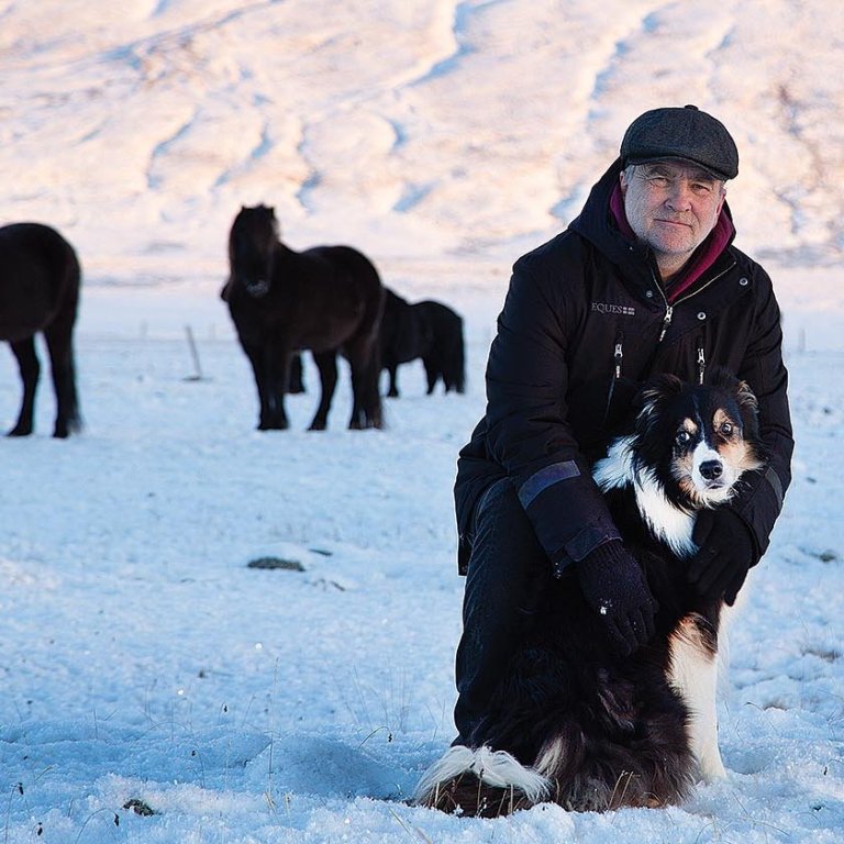 Hinrik Már hugar að hrossaræktinni ásamt Skunda hundi, yfirhrossasmala. MYND : GG