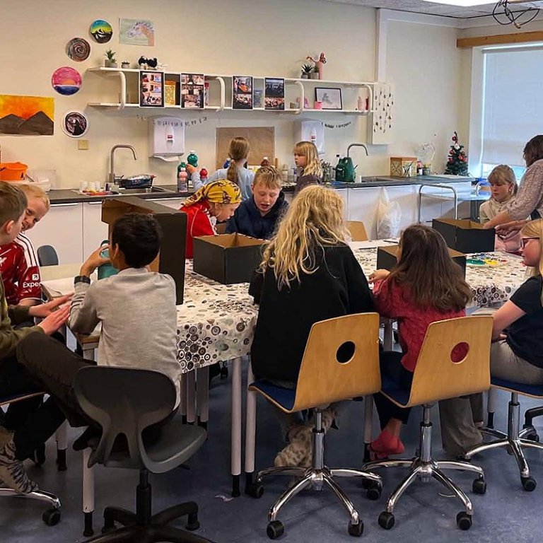 Hér má sjá krakka í Húnaþingi vestra á fullu að búa til brúðuleikhús í kössum (svokallaða lambe lambe kassa) fyrir HIP Fest. Hægt var að kíkja á krakkana og þeirra verk á opnunarhátíð HIP Fest sl. föstudag í Félagsheimili Hvammstanga. MYND AF FB