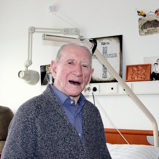 Hjálmar í Hólkoti á 100 afmælisdegi sínum. Mynd: PF.