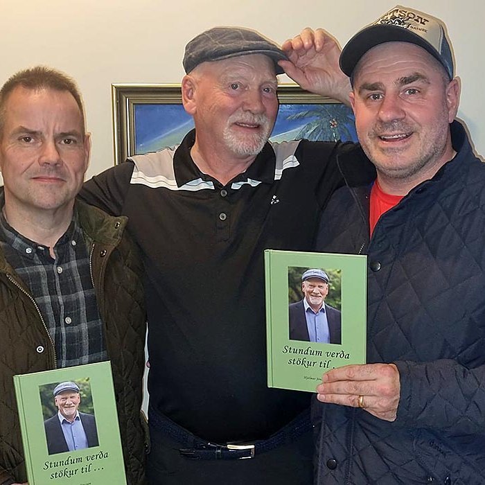 Séra Hjálmar í félagi við Króksarana Þröst Jóns og Júlla Jóhanns sem voru snöggir að næla sér í eintök af bókinni góðu. MYND AF FB-SÍÐU ÞRASTAR