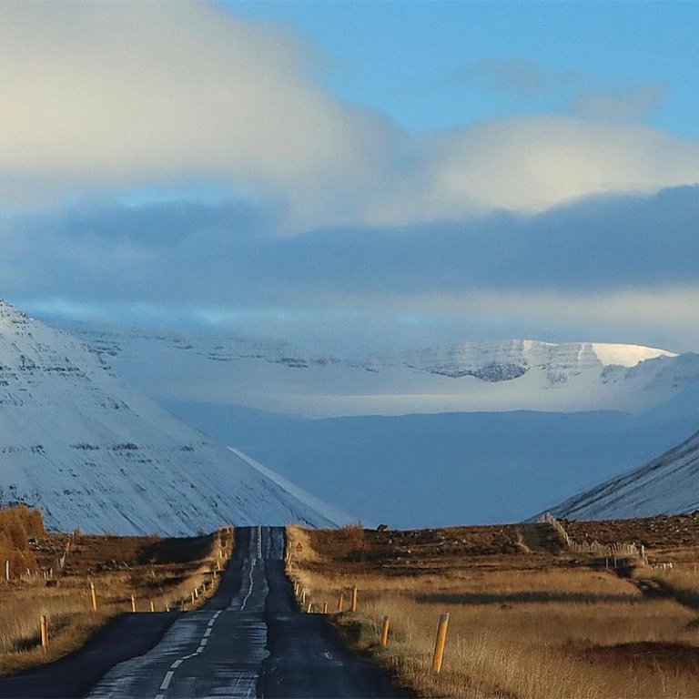 Hólavegur og sér inn í Hjaltadal. MYND: ÓAN