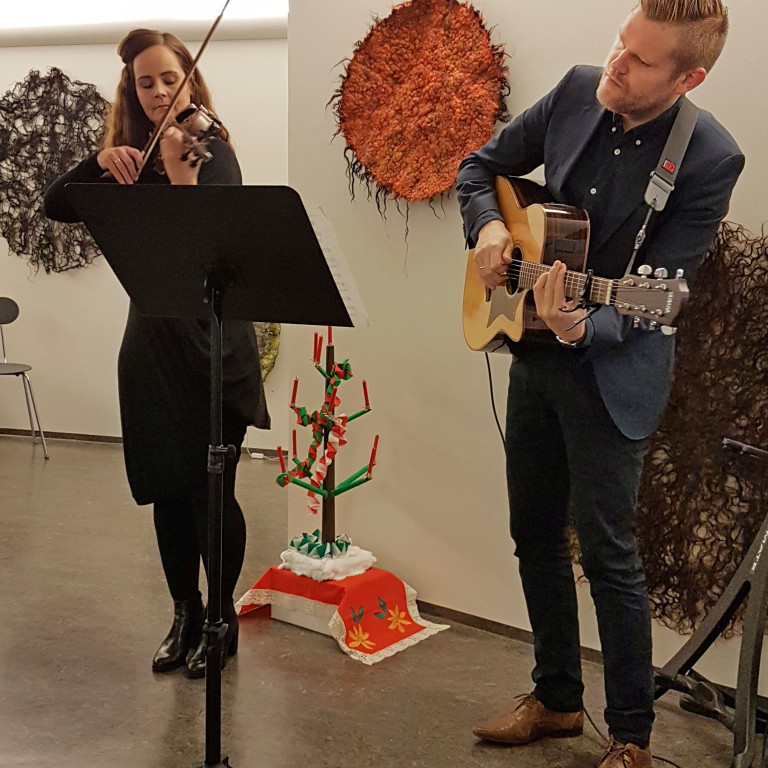 Lára Sóley og Hjalti Jónsson á stofutónleikum í Heimilisiðnaðarsafninu á Blönduósi. Mynd: Jón Sigurðsson.