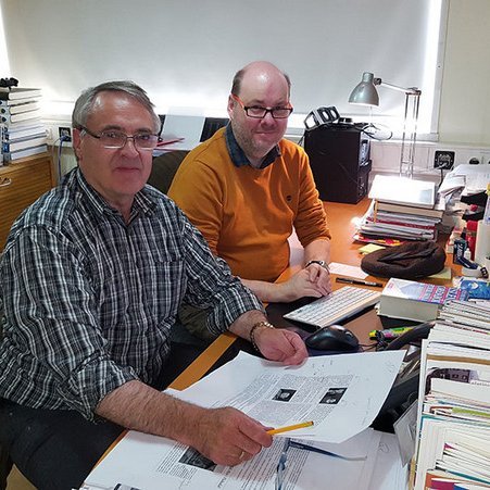 Hjalti Pálsson og Óli Arnar Brynjarsson hafa löngum setið saman fyrir framan tölvuna í undirbúningi Byggðasögu en Óli hefur séð um umbrot frá og með 5. bindi. Hér fara þeir kappar yfir 7. bindið áður en það er sent í prent. (eða 9. bindið 2017). Mynd: Feykir.