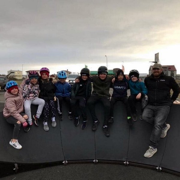 Ánægður hópur við nýju hjólabrautina. Mynd: skagastrond.is.