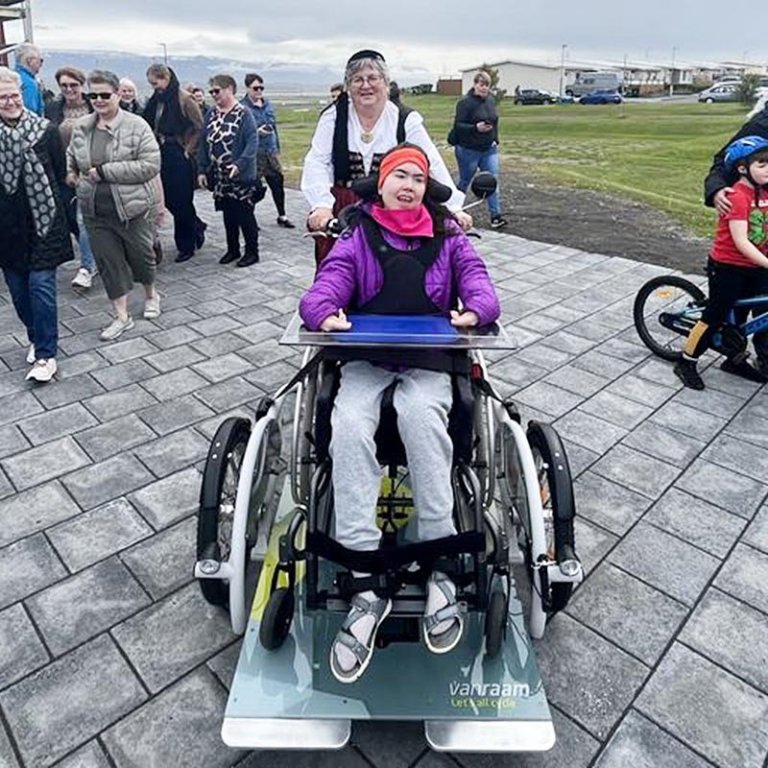 Ásta og Tinna á hjólinu góða við vígsluna í dag. MYND: HEBA G.