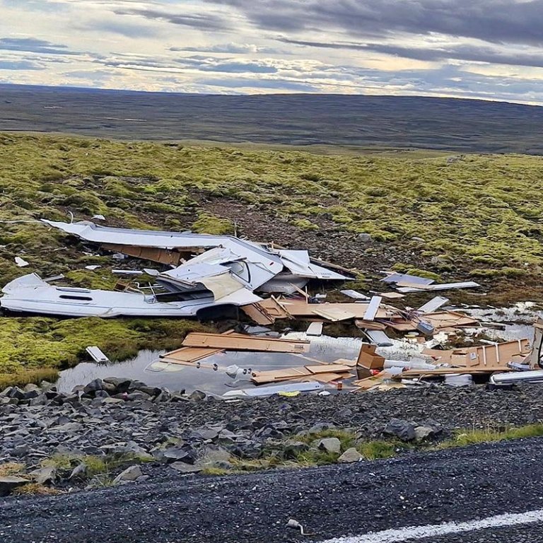 Rústirnar af öðru hjólhýsanna við vegkantinn á Holtavörðuheiði. MYND: INGA HULD