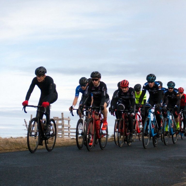 Skylda barna til að nota hlífðarhjálm við hjólreiðar er færð í lög og nær nú til barna yngri en 16 ára í stað barna yngri en 15 ára. Mynd: hri.is
