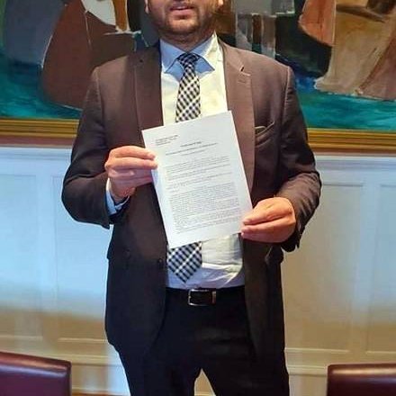 Ásmundur Einar Daðason, félags- og barnamálaráðherra, með frumvarpið á Alþingi. Mynd: Stjórnarráðið.is.