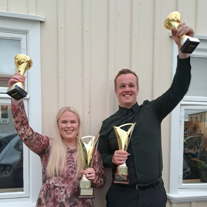 Hlynur og Sísí með bikarana á lokahófinu. MYND AF FB SÍÐU GOLFKLÚBBS SKAGAFJARÐAR
