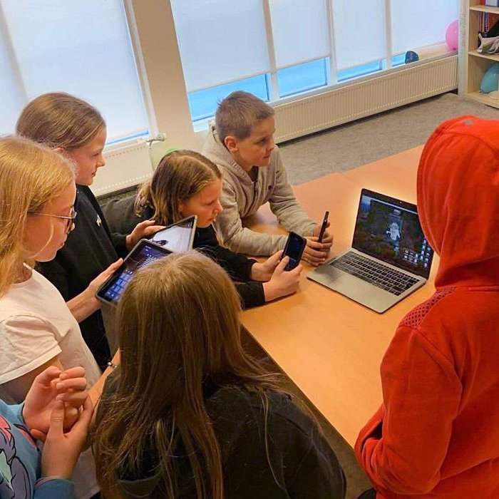 Nemendur í valfaginu skólablað í Höfðaskóla hópast fyrir framan tölvuna og áttu spjall við Herra Hnetusmjör. MYND: HÖDÐASKÓLI.IS