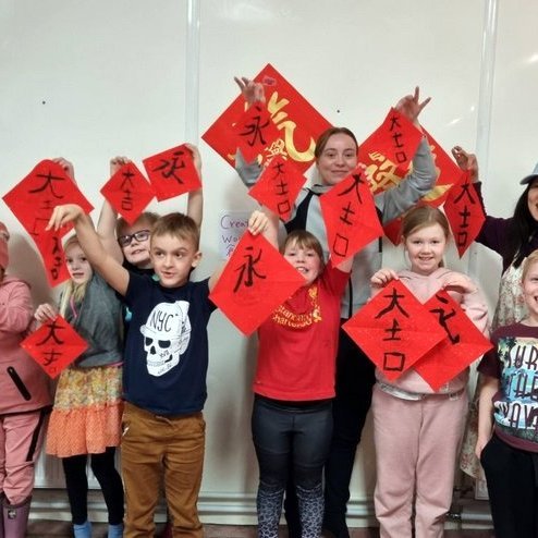 Nemendur í myndmennt heimsóttu Nes listamiðstöð og kynntust þar m.a. kínveskri leturgerð. Mynd: Hofdaskoli.is.