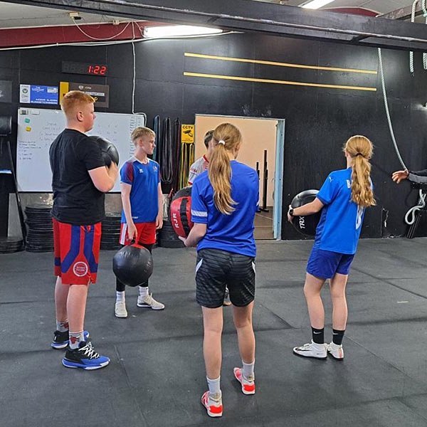 Nemendur Höfðaskóla ásamt Ægi Gunnsteinssyni þjálfara og afreksmanni í Crossfit. MYND AF SÍÐU HÖFÐASKÓLA