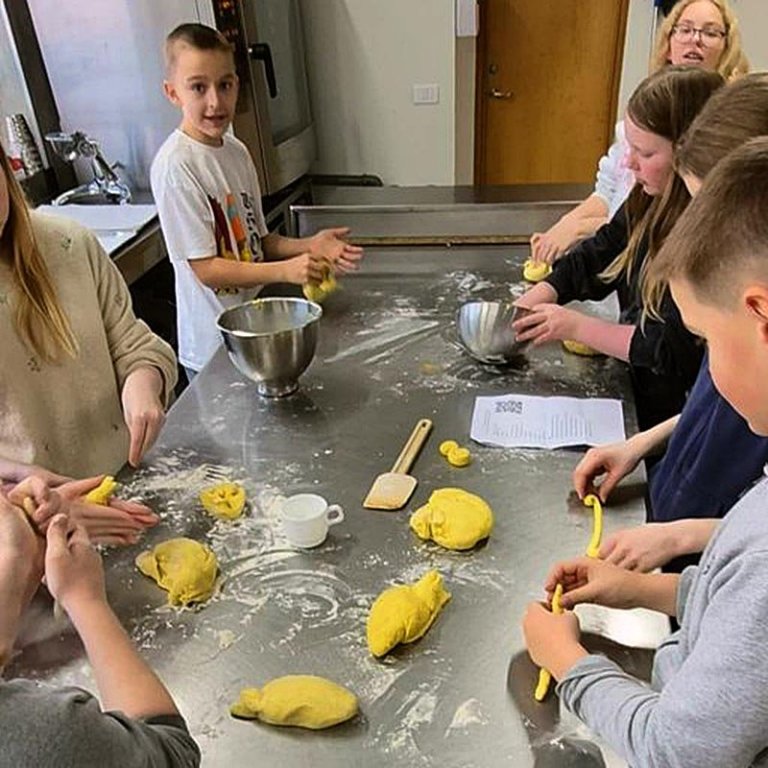 Hressir krakkar á Skagaströnd baka sænskar Lúsíubollur.  MYND: HÖFÐASKÓLI.IS