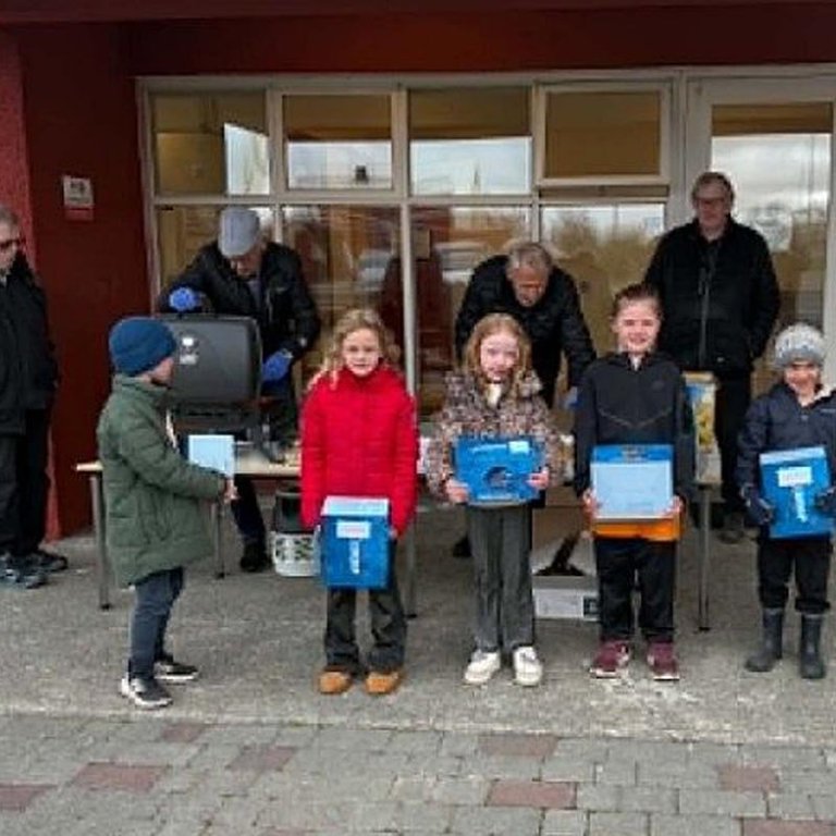 Kátir krakkar á Skagaströnd með splunkunýja hjálma. MYND AF SÍÐU HÖFÐASKÓLA