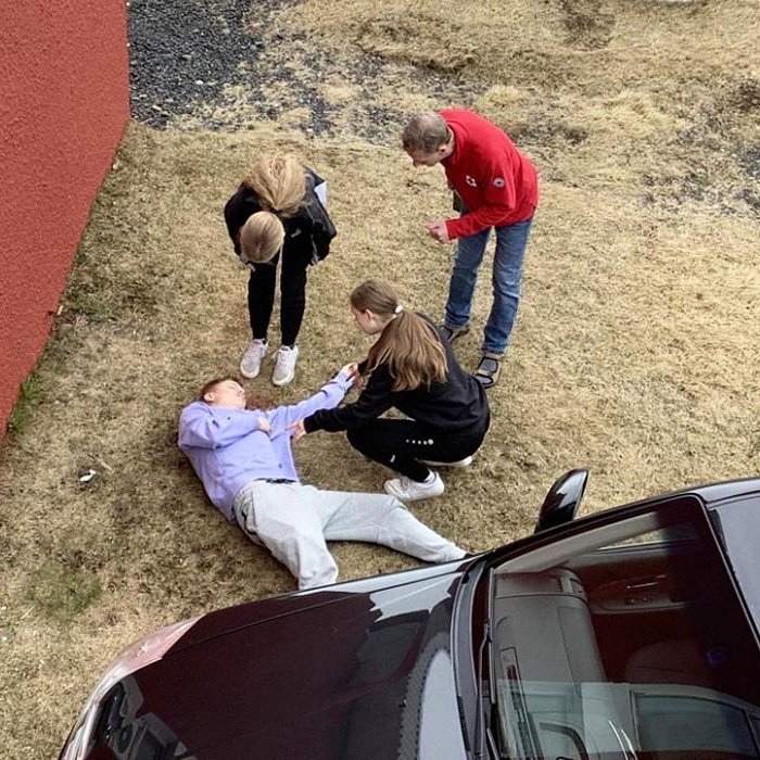 Karl Lúðvíksson leiðbeindi krökkunum um skyndihjálp. MYND AF VEF HÖFÐASKÓLA