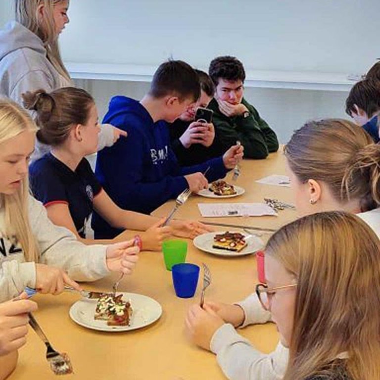 Nemendur Höfðaskóla gæða sér á dönsku smörrebröði. MYNDIR: HÖFÐASKÓLI.IS