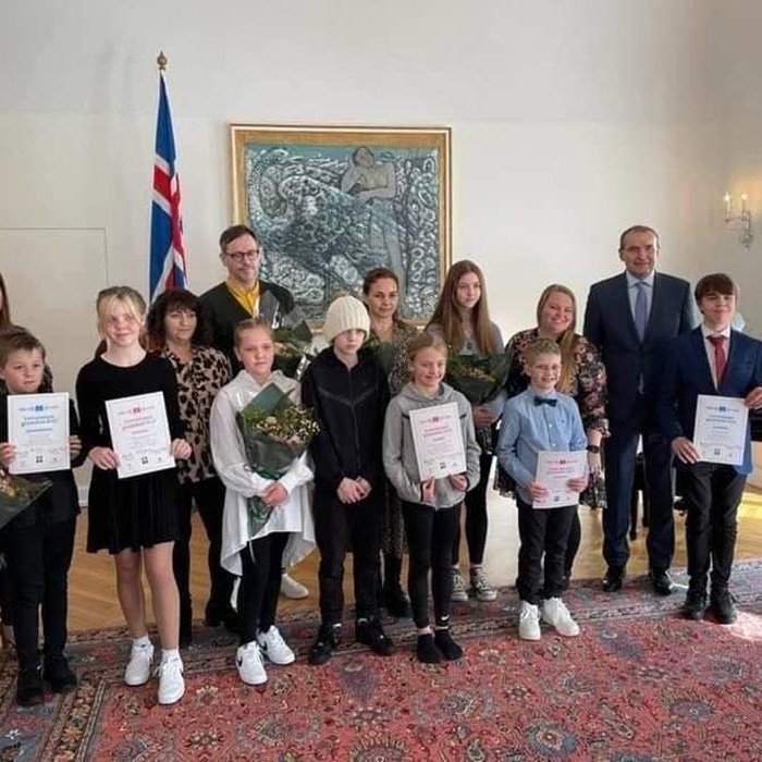 Fulltrúar skólanna sem fengu viðurkenningu auk forseta Íslands. Fulltrúar Höfðaskóla eru annar hópurinn frá vinstri á myndinni. MYND AF SÍÐU HÖFÐASKÓLA