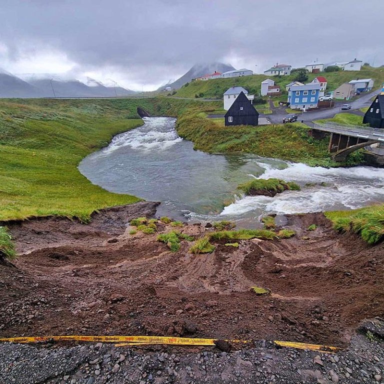Svona var útsýnið af göngustígnum rétt ofan við þar sem skriðan féll. MYNDIR: INGVAR DAÐI