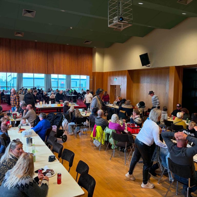Góð mæting á sameiginlegu grillveisluna. AÐSEND MYND